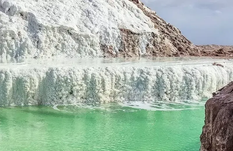 آبشار نمکی پتاس اصفهان؛ شگفتی نایاب دل کویر